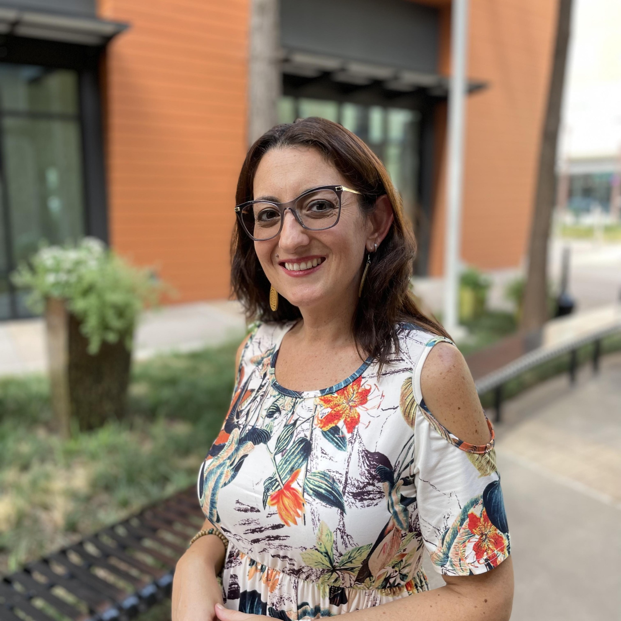 Professional headshot of Andrea Beita, Clara bilingual therapist